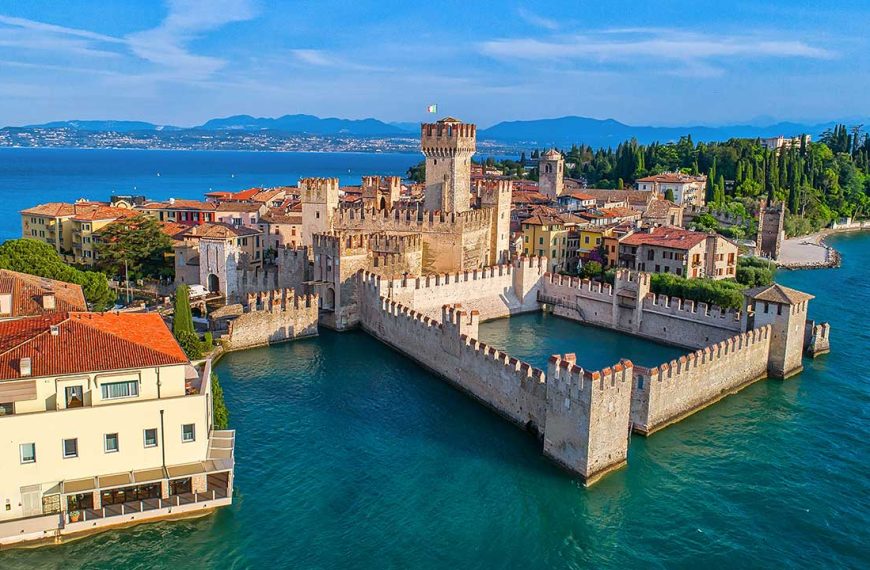 El pintoresco pueblo a orillas de uno de los lagos más bonitos de Italia